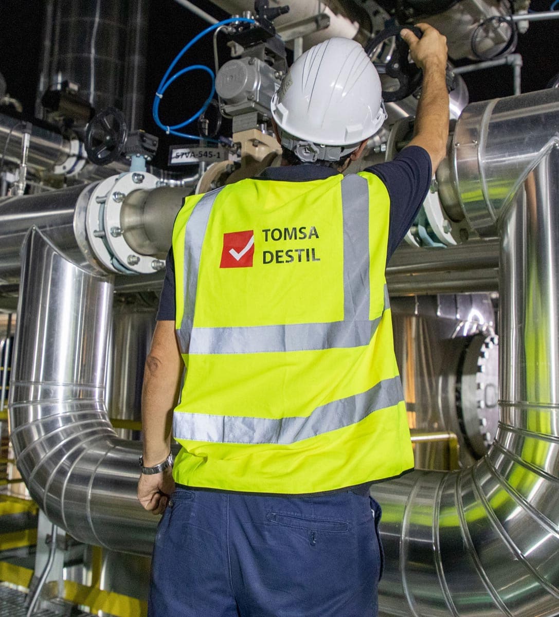 Tomsa Destil worker prepares ClearAlc dealcoholization technology for alcohol removal and extraction