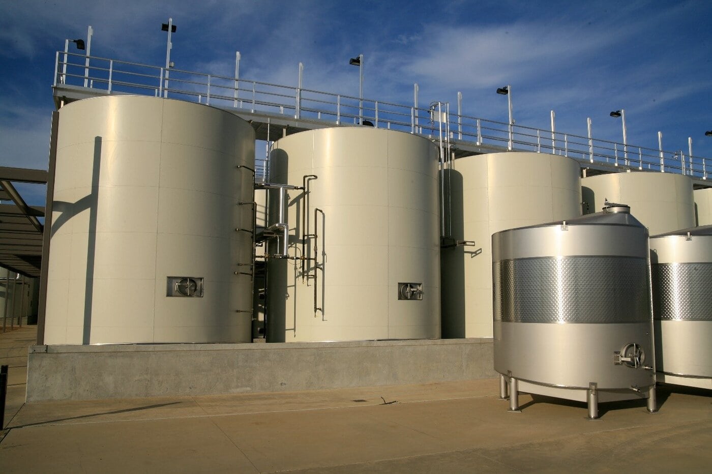 Insulated beverage tanks for wine and non-alcoholic drinks, featured in industry blogs